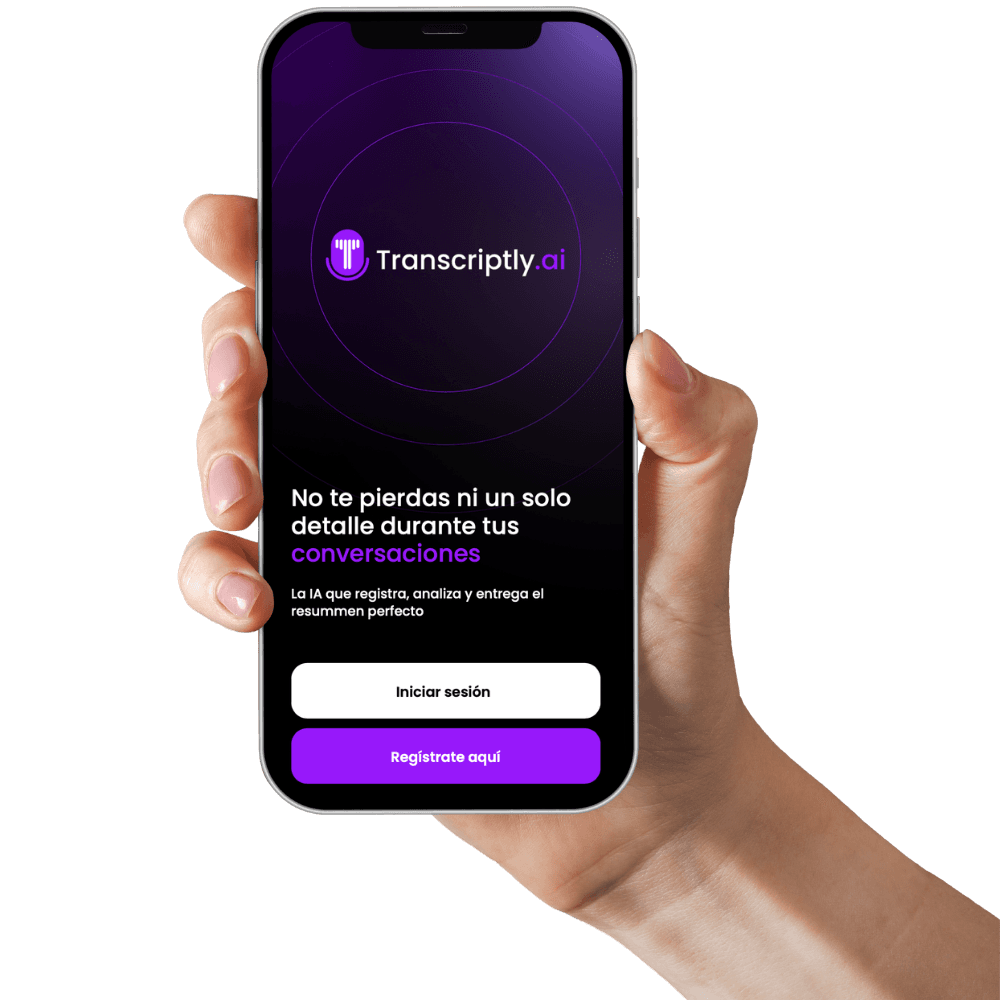 Aplicación móvil de Transcriptly en un teléfono sostenido en la mano