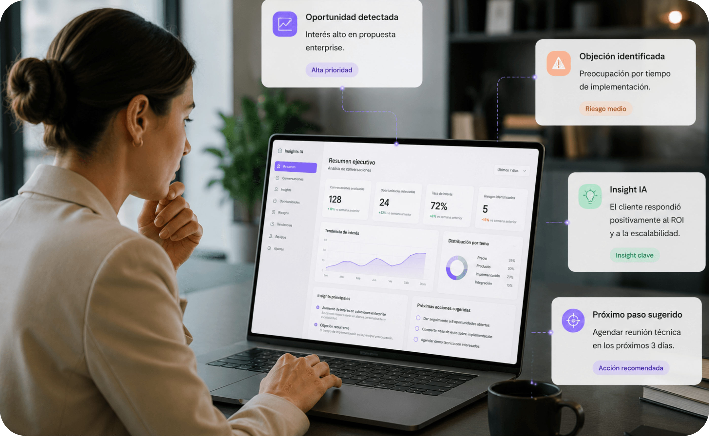 Consultor analizando información e insights de clientes