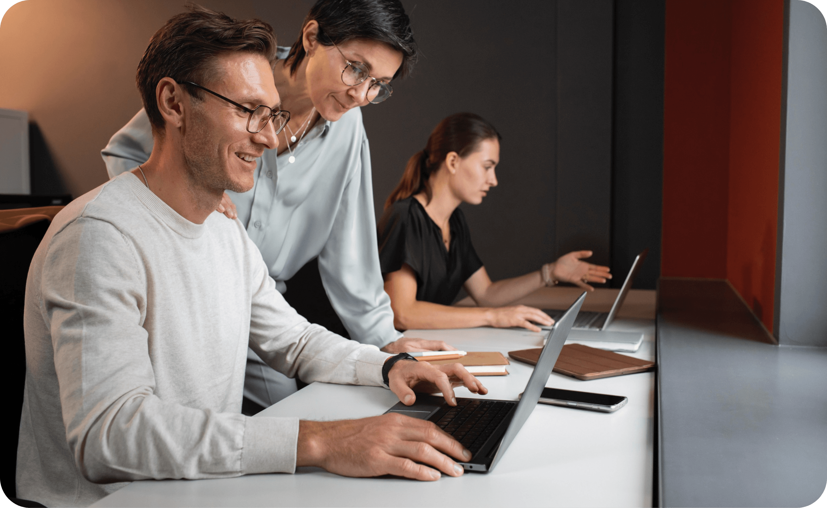 Equipo consultor revisando reportes y seguimiento