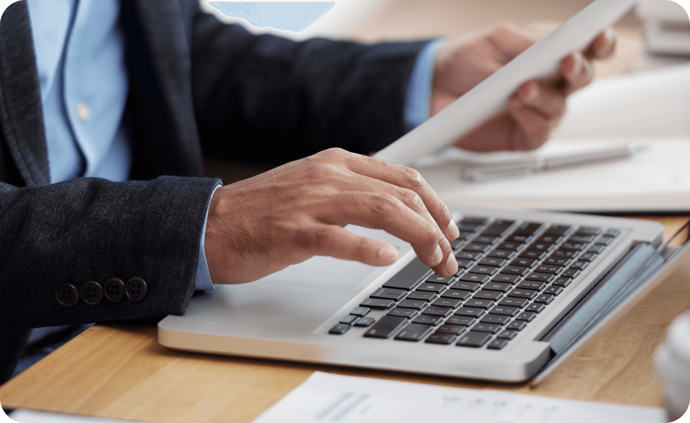 Profesional legal trabajando con documentación digital