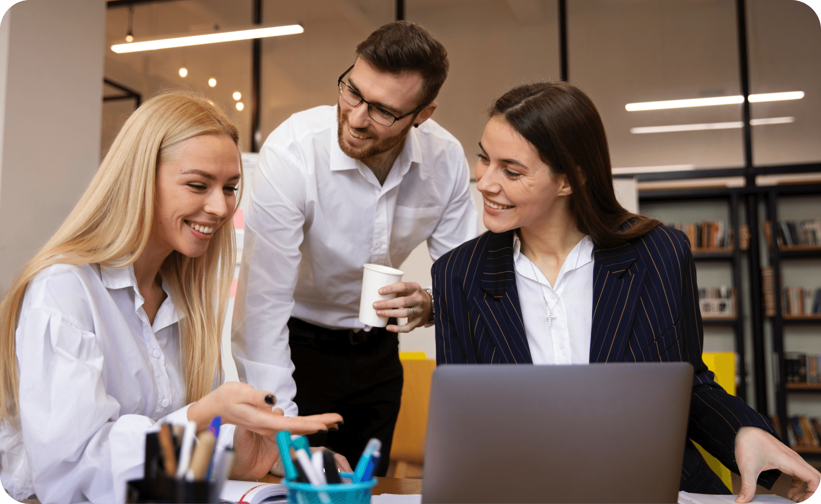 Equipo comercial analizando información de ventas