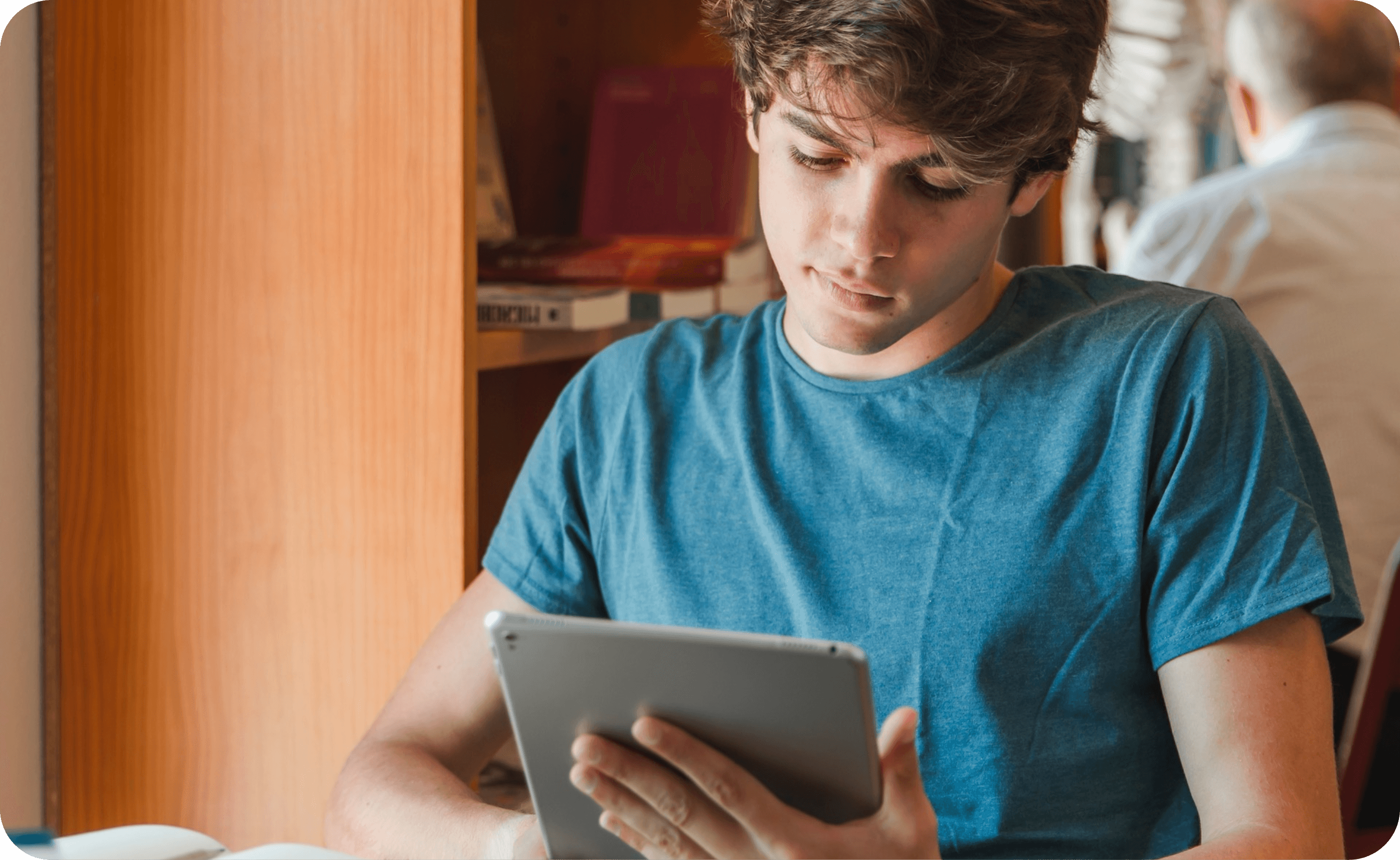 Estudiante revisando apuntes digitales en una tablet