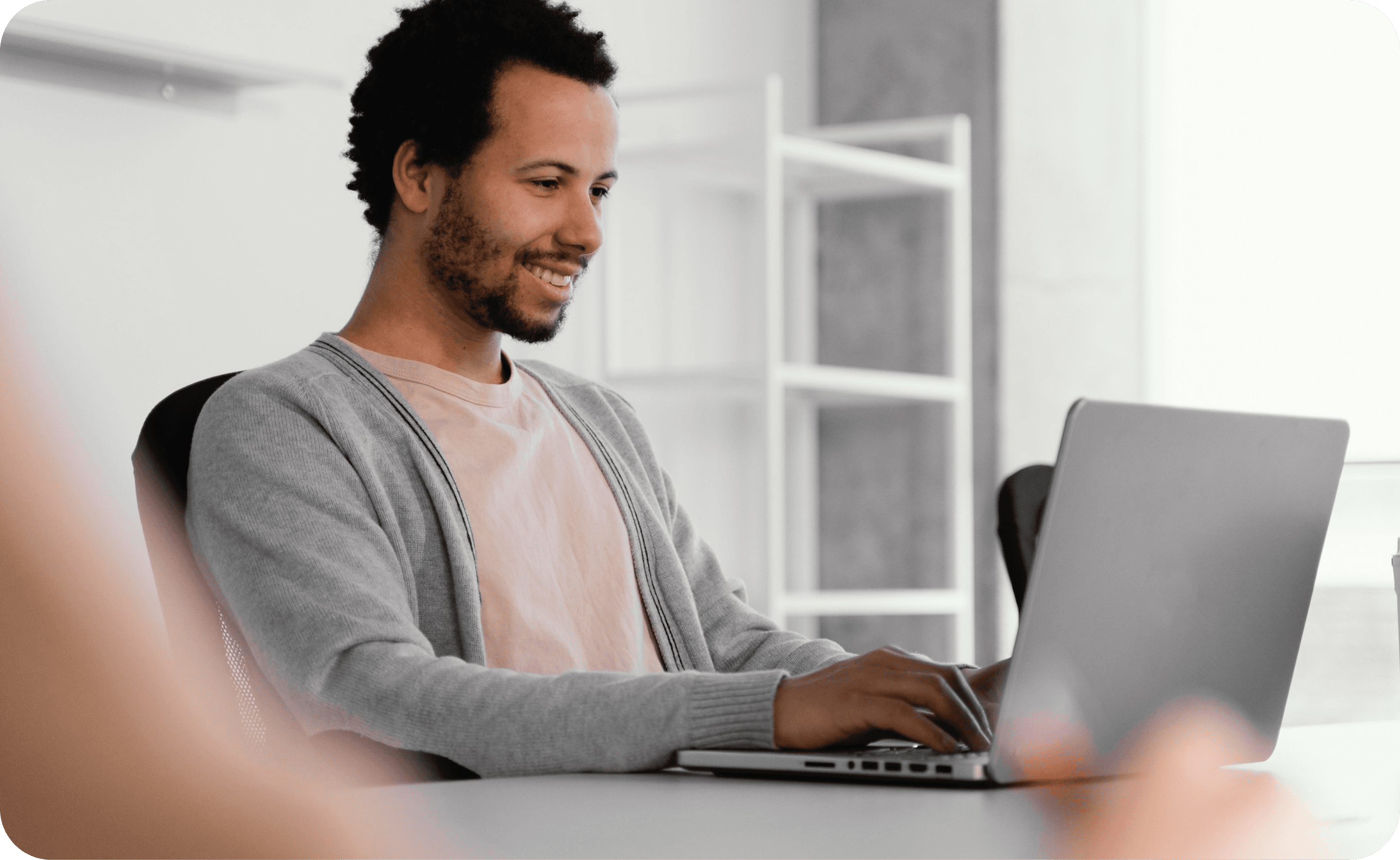 Profesional comercial trabajando desde su computador