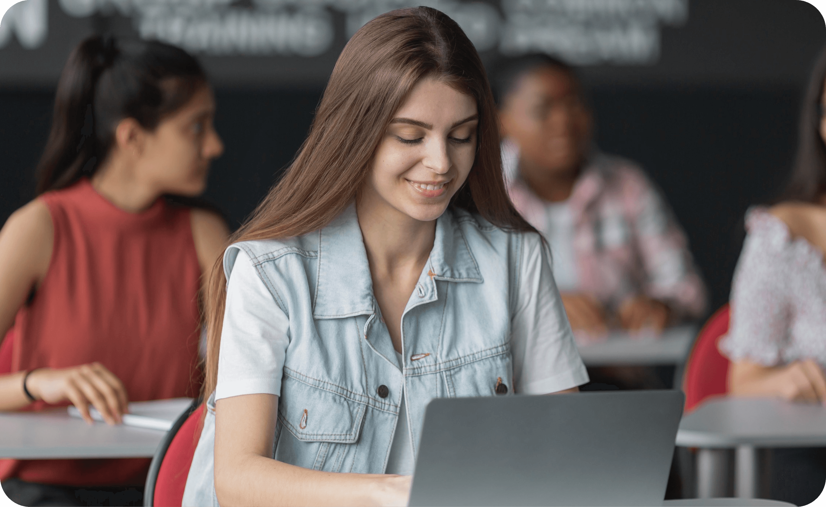 Estudiante usando Transcriptly AI desde su portátil