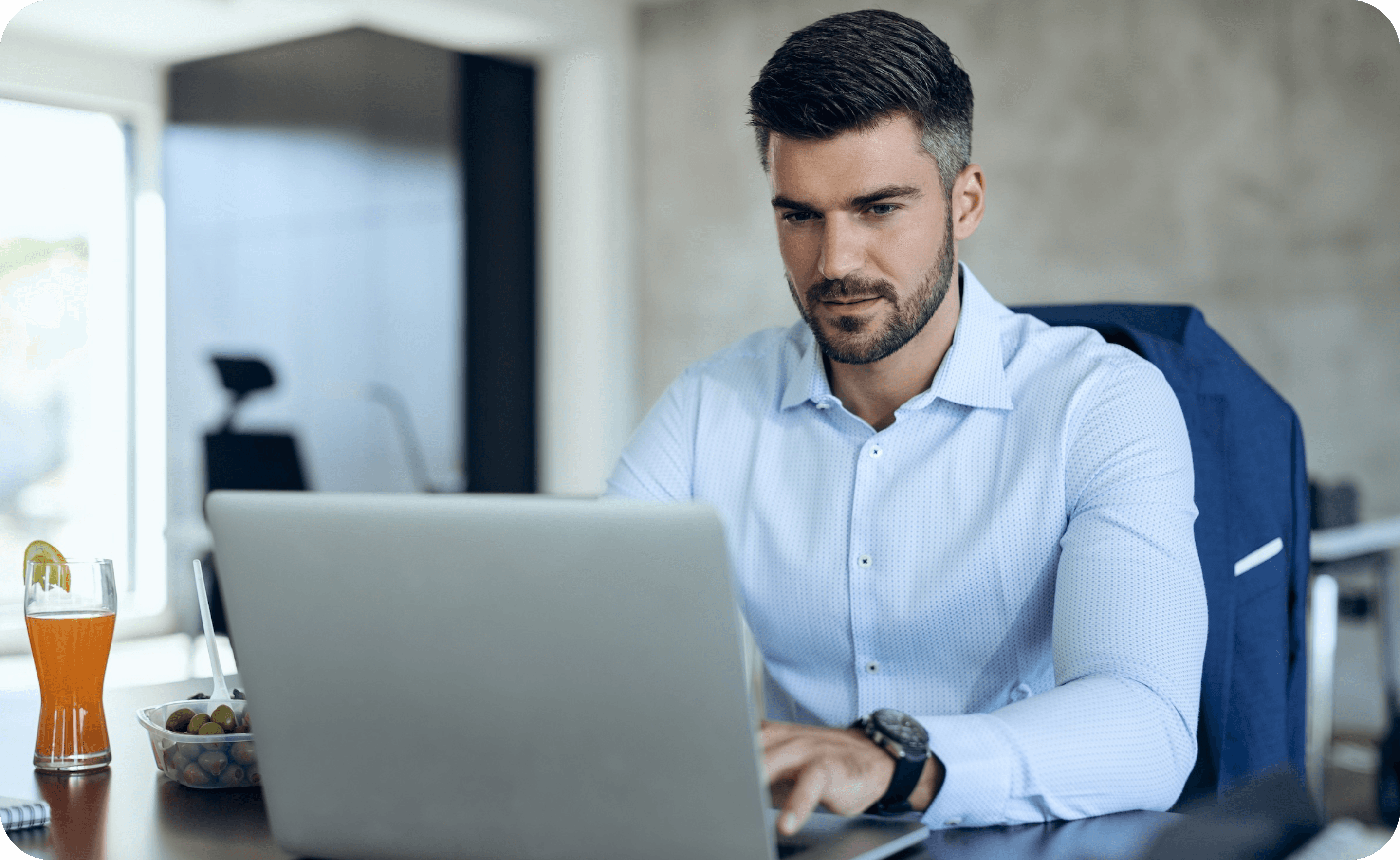 Gerente trabajando en su portátil con Transcriptly AI